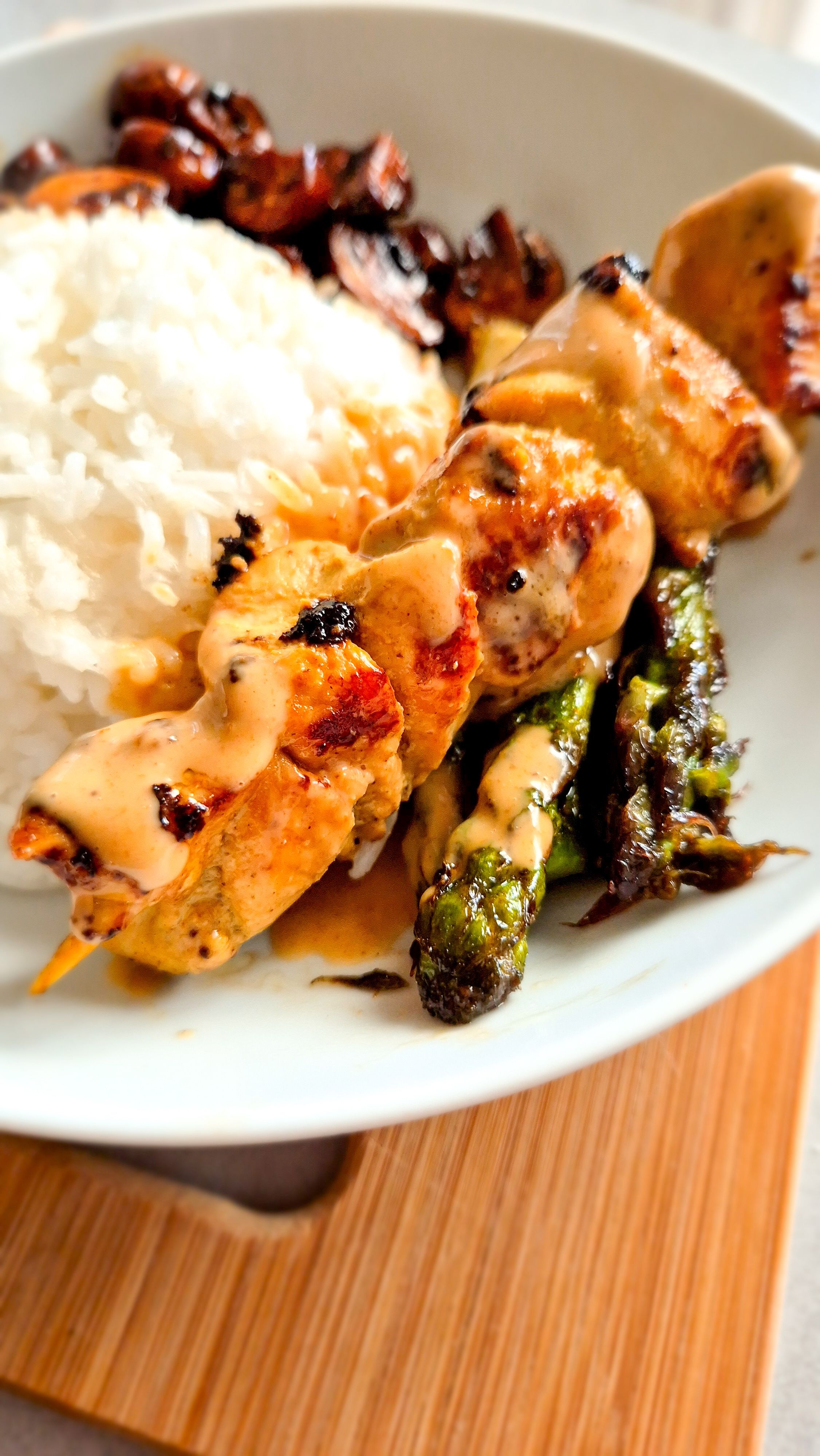 Würzige Hähnchenspieße in Erdnusssauce - Bild 2