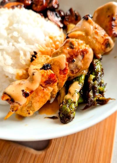 Würzige Hähnchenspieße in Erdnusssauce - Bild 2