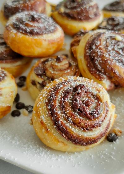 Schnelle Mini-Schoko-Schnecken aus Blätterteig mit Nutella – knusprig, cremig und einfach lecker