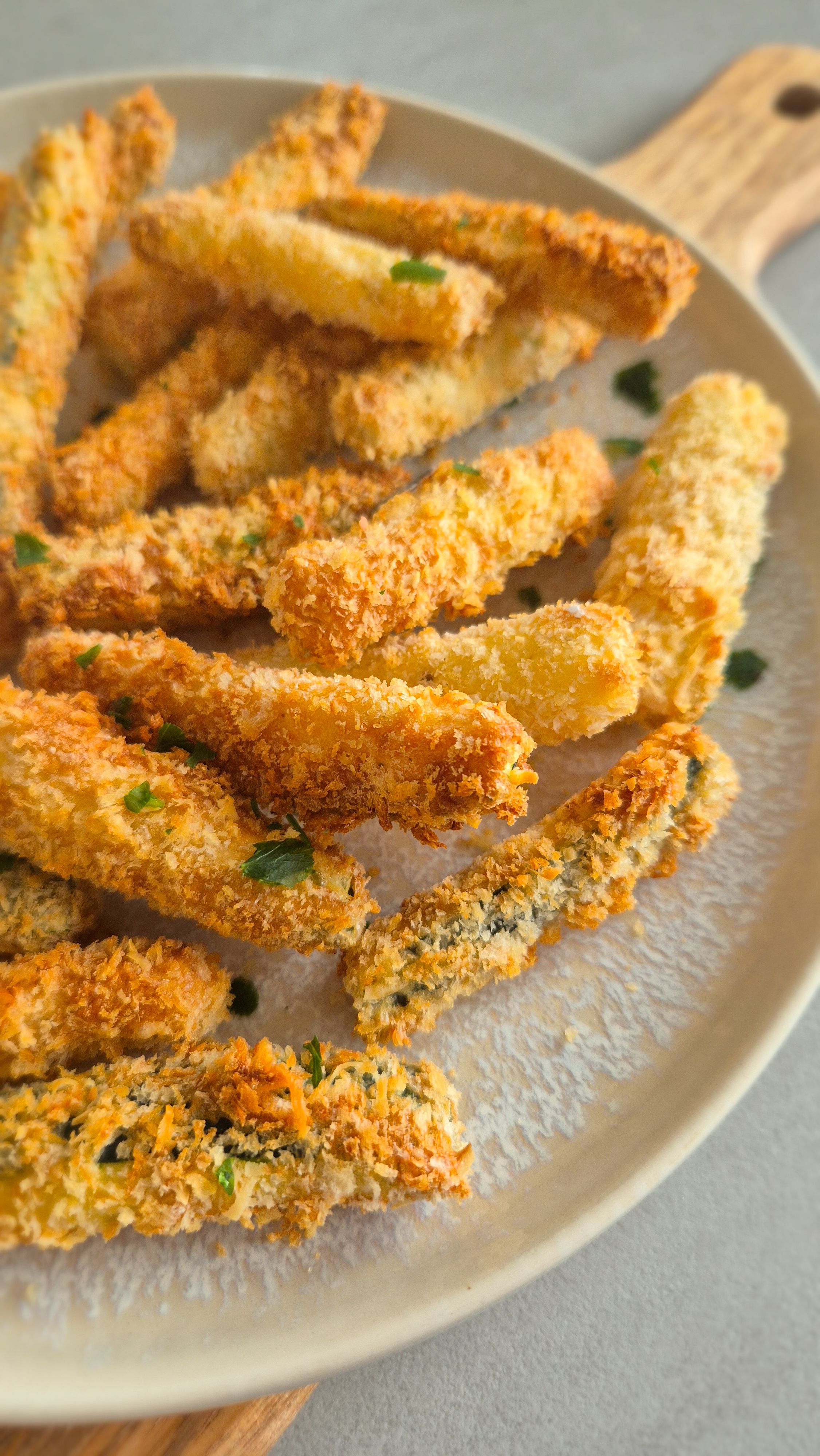 Knusprige Zucchini Pommes aus dem Airfryer mit einer Panko Panade und Zitronen Dip.