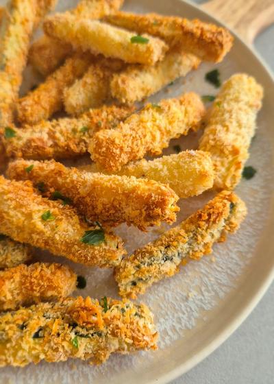 Knusprige Zucchini Pommes aus dem Airfryer mit einer Panko Panade und Zitronen Dip.