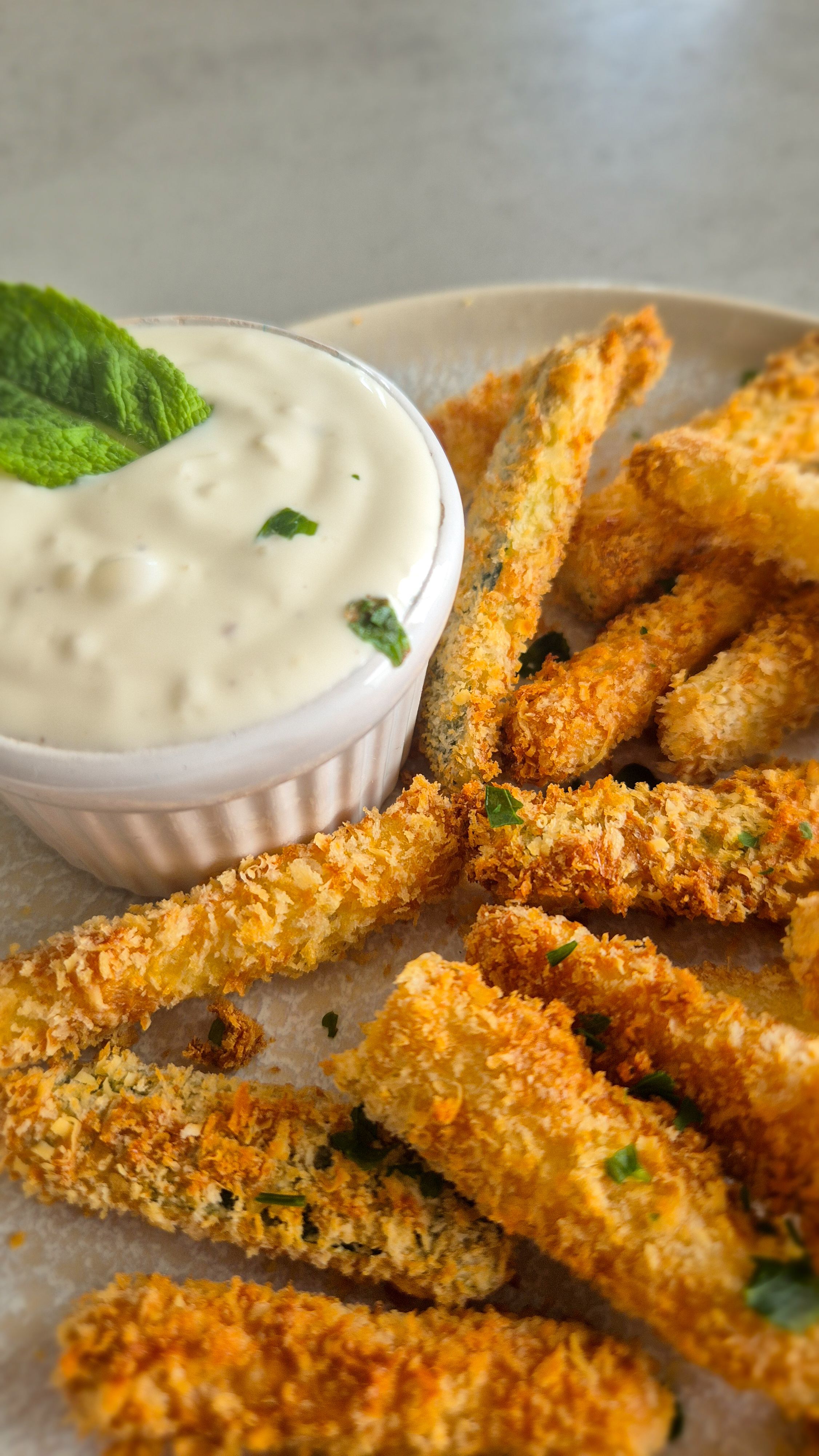 Knusprige Zucchini-Pommes aus dem Airfryer mit Zitronen-Knoblauch-Aioli
