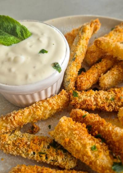 Knusprige Zucchini Pommes aus dem Airfryer mit einer Panko Panade und Zitronen Dip.