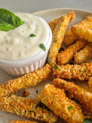 Knusprige Zucchini-Pommes aus dem Airfryer mit Zitronen-Knoblauch-Aioli