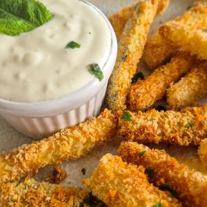 Knusprige Zucchini-Pommes aus dem Airfryer mit Zitronen-Knoblauch-Aioli