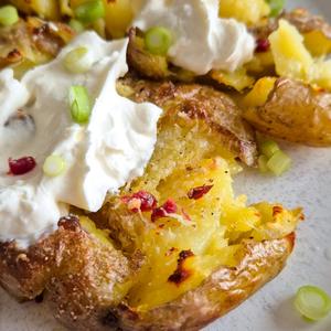 Smashed & Topped Potatoes: Die knusprigsten Quetschkartoffeln deines Lebens!