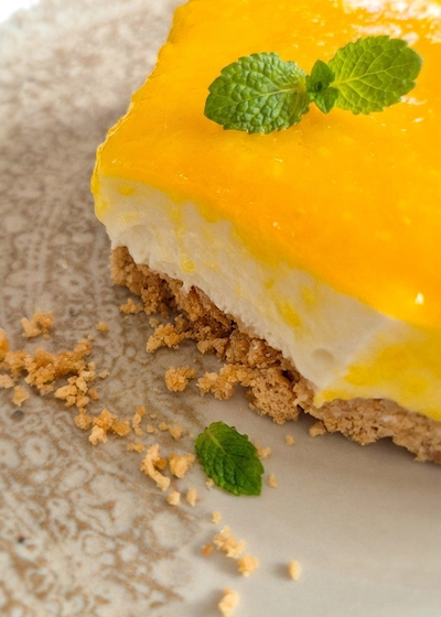 Schnelles No Bake Schichtdessert mit Mangotopping und frischkäse-Quark-Creme.