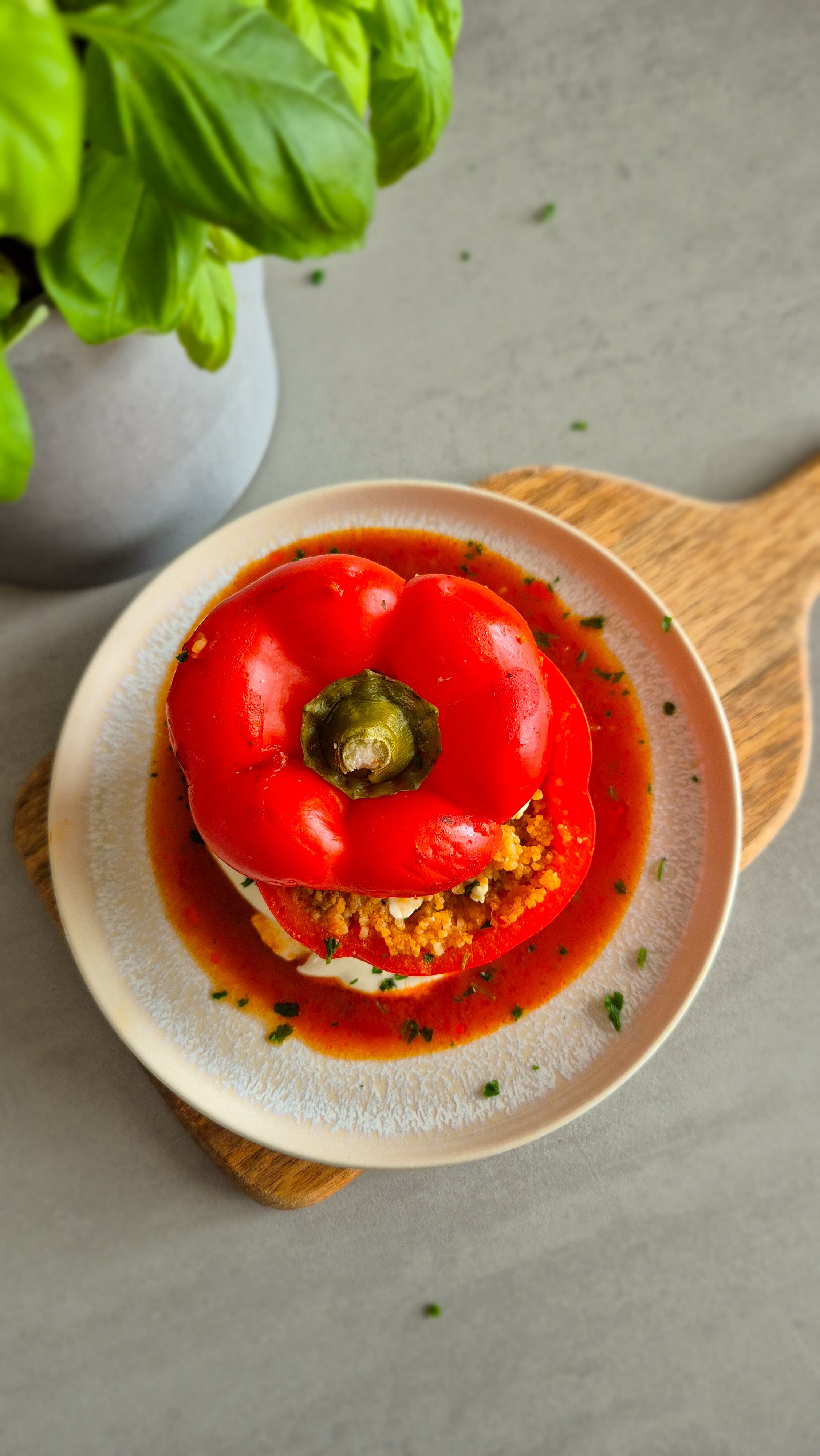 Gefüllte Paprika mal anders: Orientalischer Genuss mit Couscous & Feta