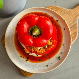 Gefüllte Paprika mal anders: Orientalischer Genuss mit Couscous & Feta