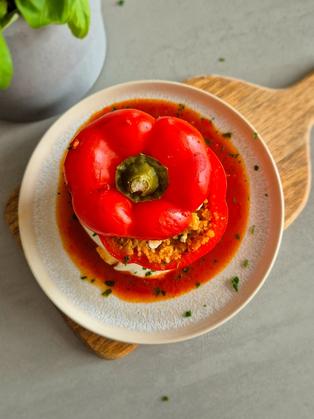 Gefüllte Paprika mal anders: Orientalischer Genuss mit Couscous & Feta