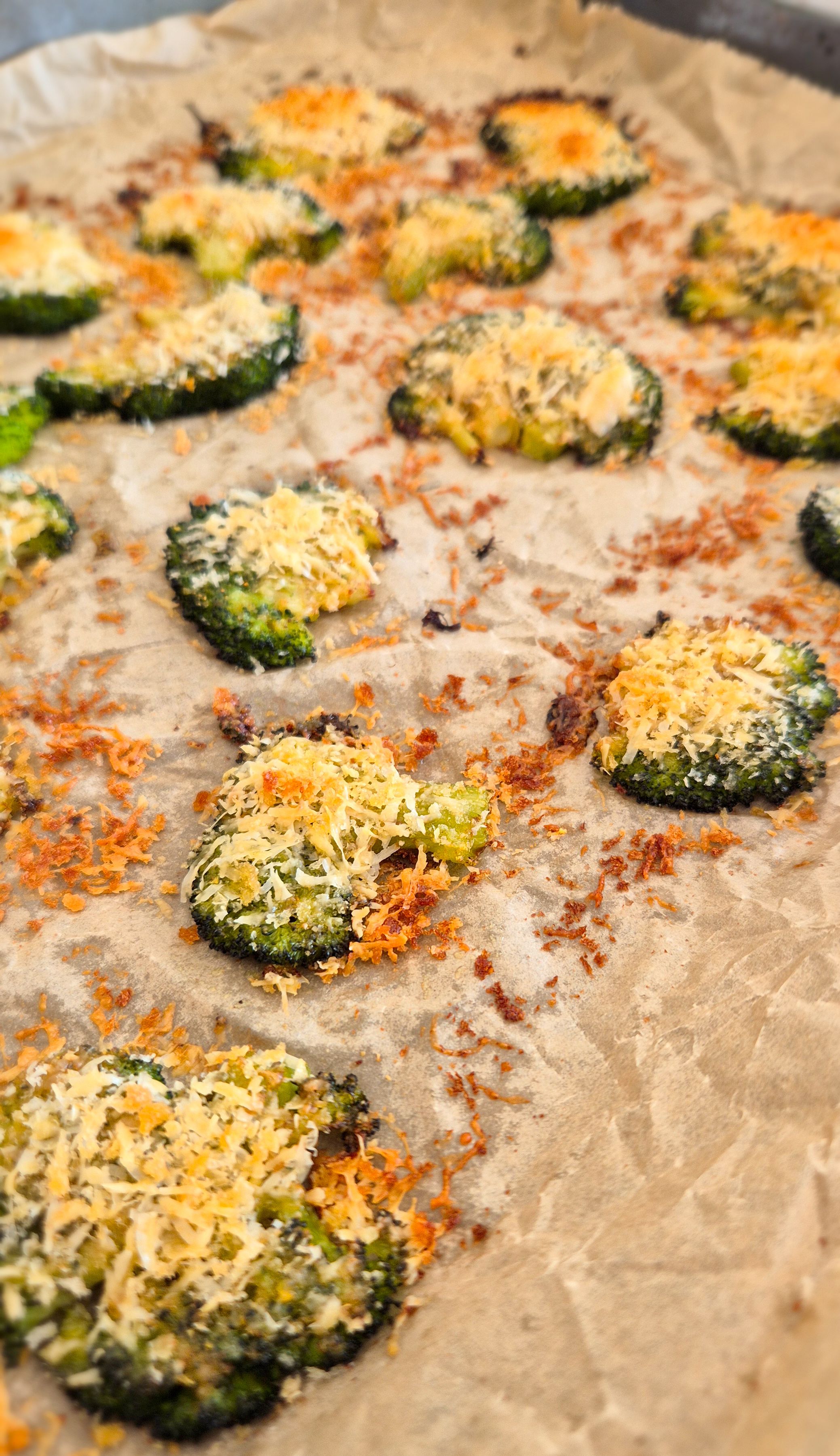 Knuspriger Smashed Brokkoli mit Parmesan