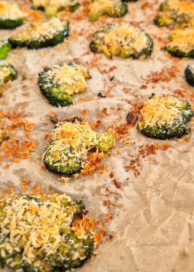 Knuspriger Smashed Brokkoli mit Parmesan - Hauptbild