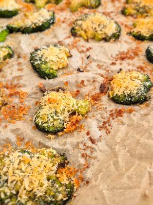 Knuspriger Smashed Brokkoli mit Parmesan