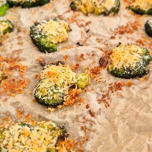 Knuspriger Smashed Brokkoli mit Parmesan