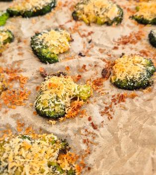 Knuspriger Smashed Brokkoli mit Parmesan