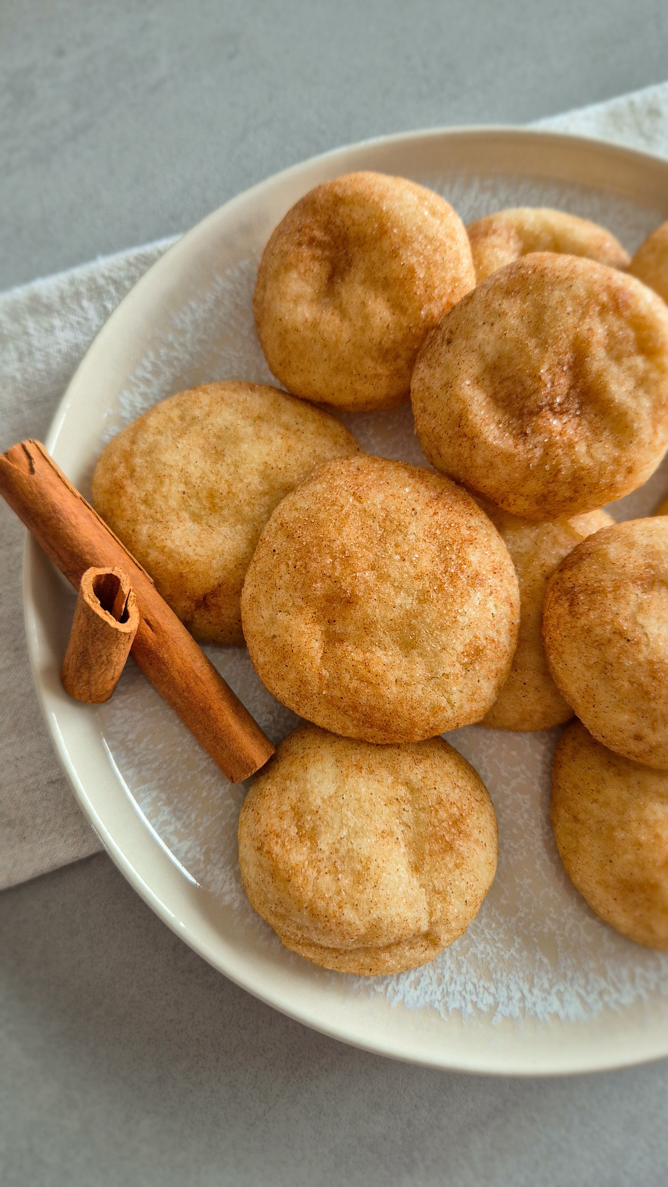 Frisch gebackene Snickerdoodles, weiche amerikanische Zimt-Cookies (Kekse) auf einem Teller serviert.