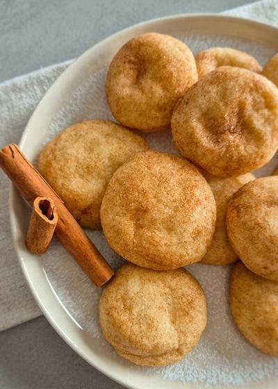 Frisch gebackene Snickerdoodles, weiche amerikanische Zimt-Cookies (Kekse) auf einem Teller serviert.