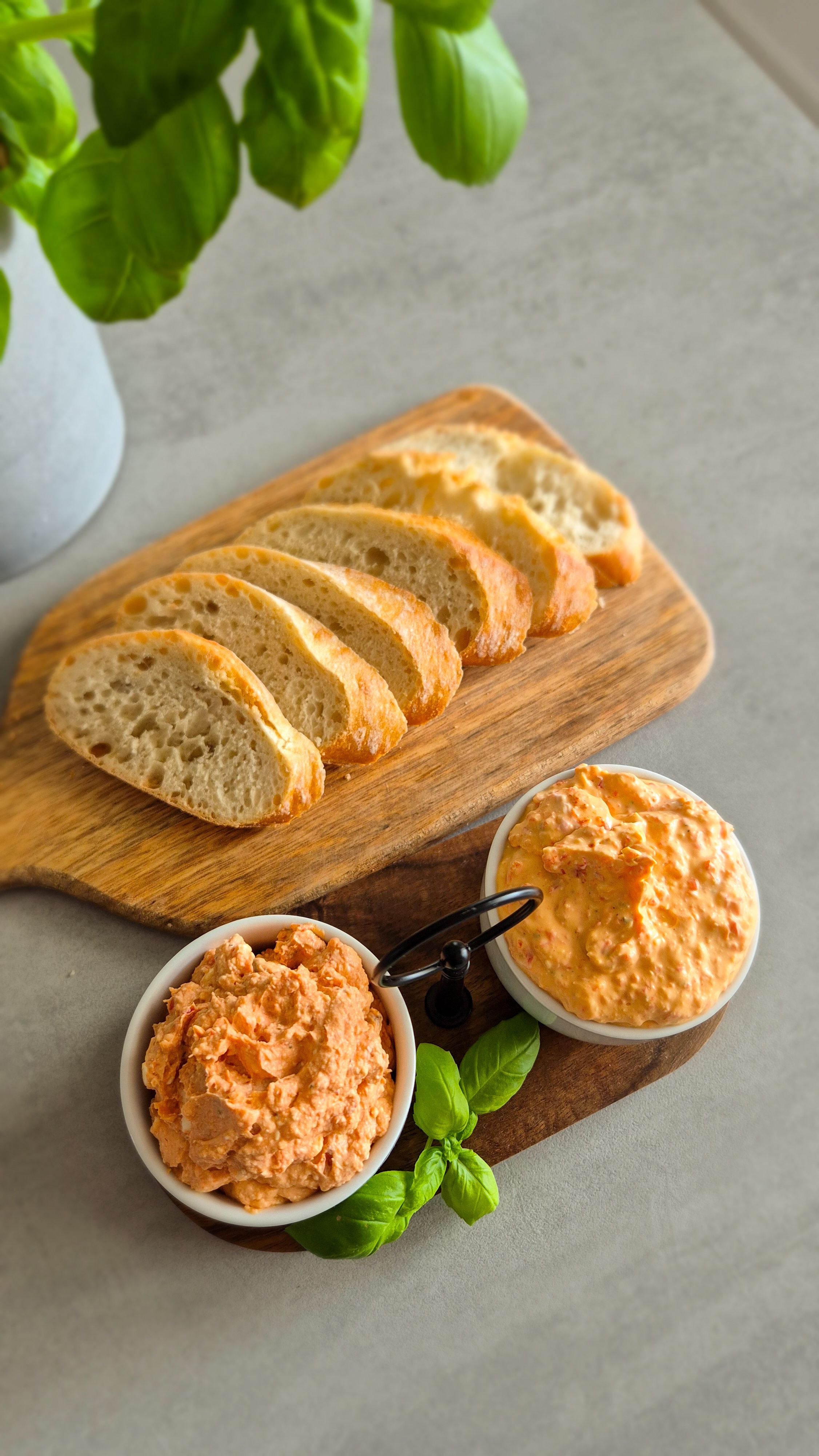 Frisches Baguette mit zwei verschiedenen mediterranen Dips. Tomate-Feta-Aufstrich.