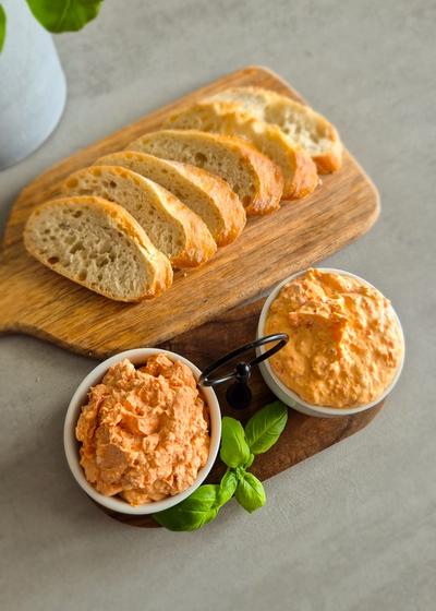Frisches Baguette mit zwei verschiedenen mediterranen Dips. Tomate-Feta-Aufstrich.