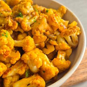 Einfacher Blumenkohl aus der Pfanne mit Curry-Note