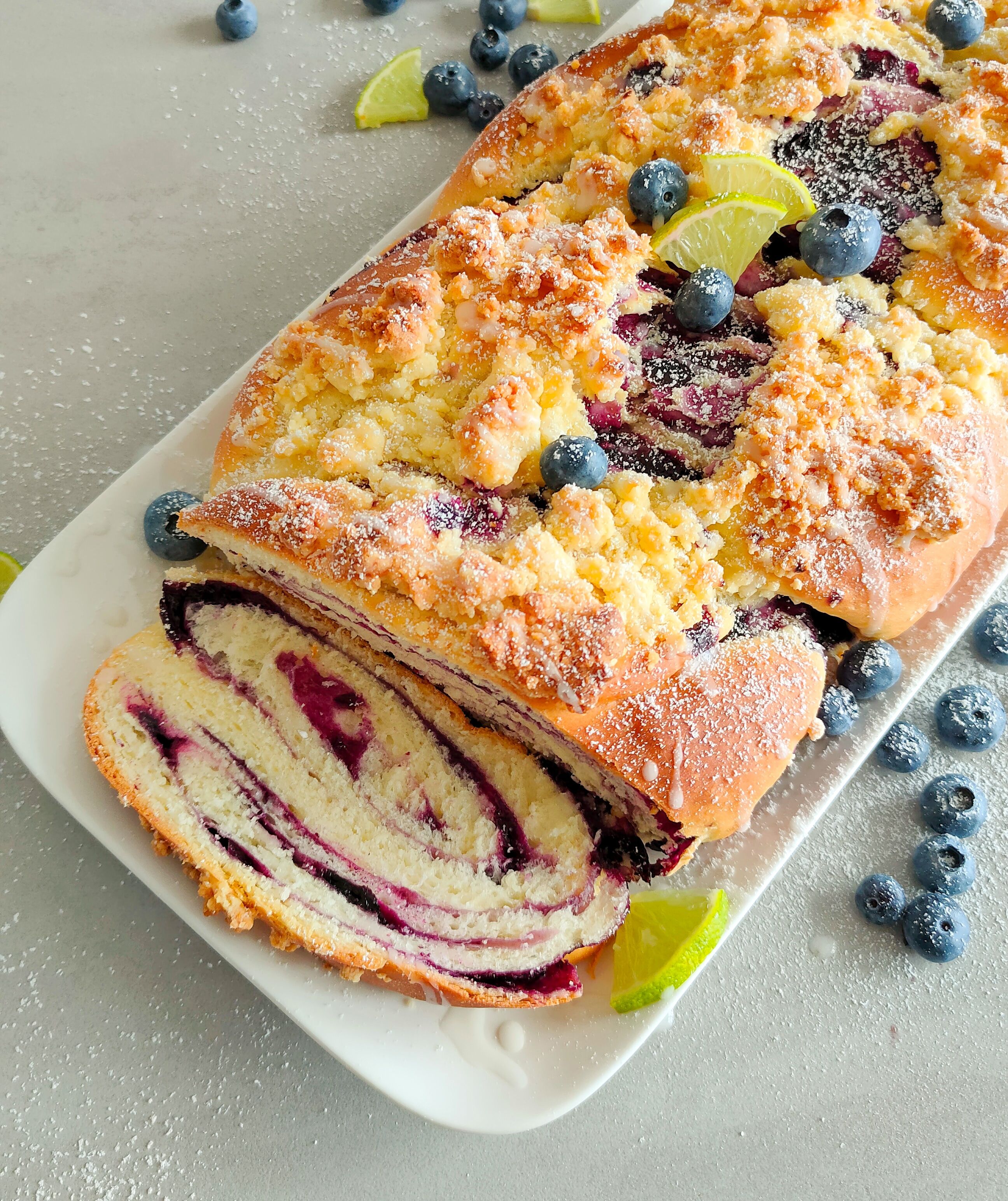 Heidelbeer-Zitronen-Babka mit Streuseln