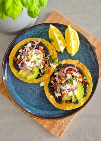 klassische Tostadas mit Refried Beans (Bohnenmus/ frijoles negros)