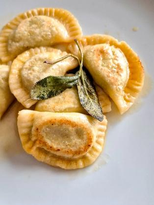 Selbstgemachte Pierogi: Polnische Teigtaschen mit Brokkoli-Cheddar-Füllung