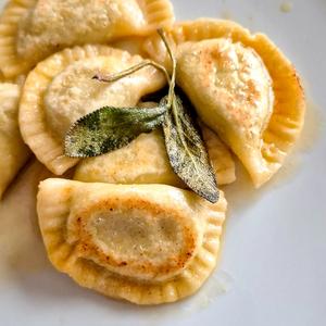 Brokkoli Cheddar Pierogi