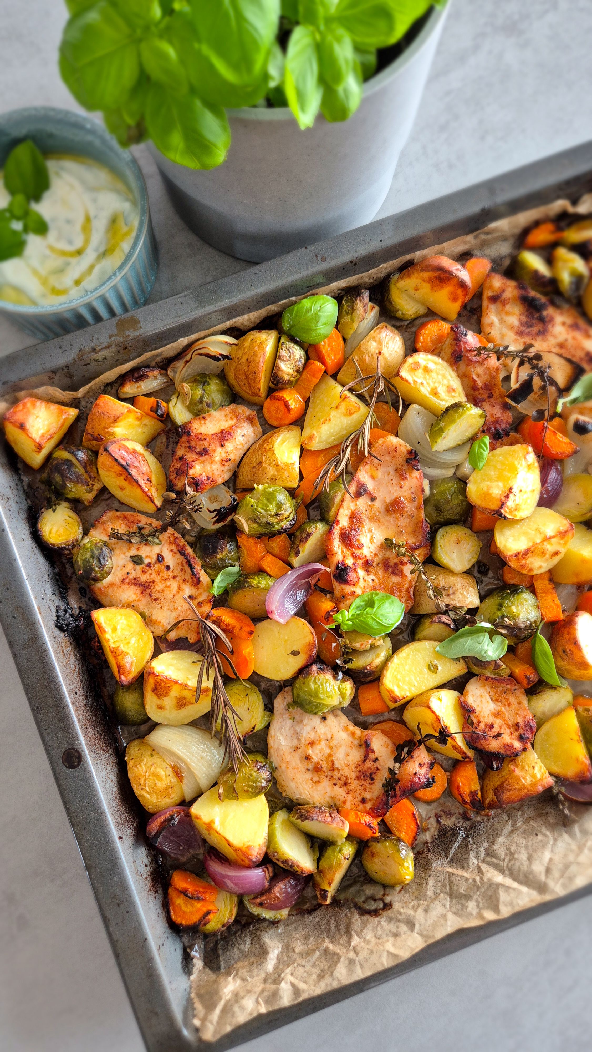 Buntes Ofengemüse mit zarter Hähnchenbrust