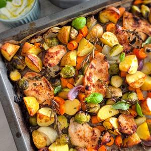 Buntes Ofengemüse mit zarter Hähnchenbrust