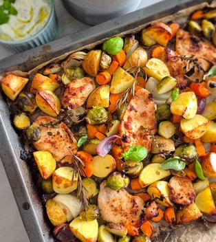 Buntes Ofengemüse mit zarter Hähnchenbrust