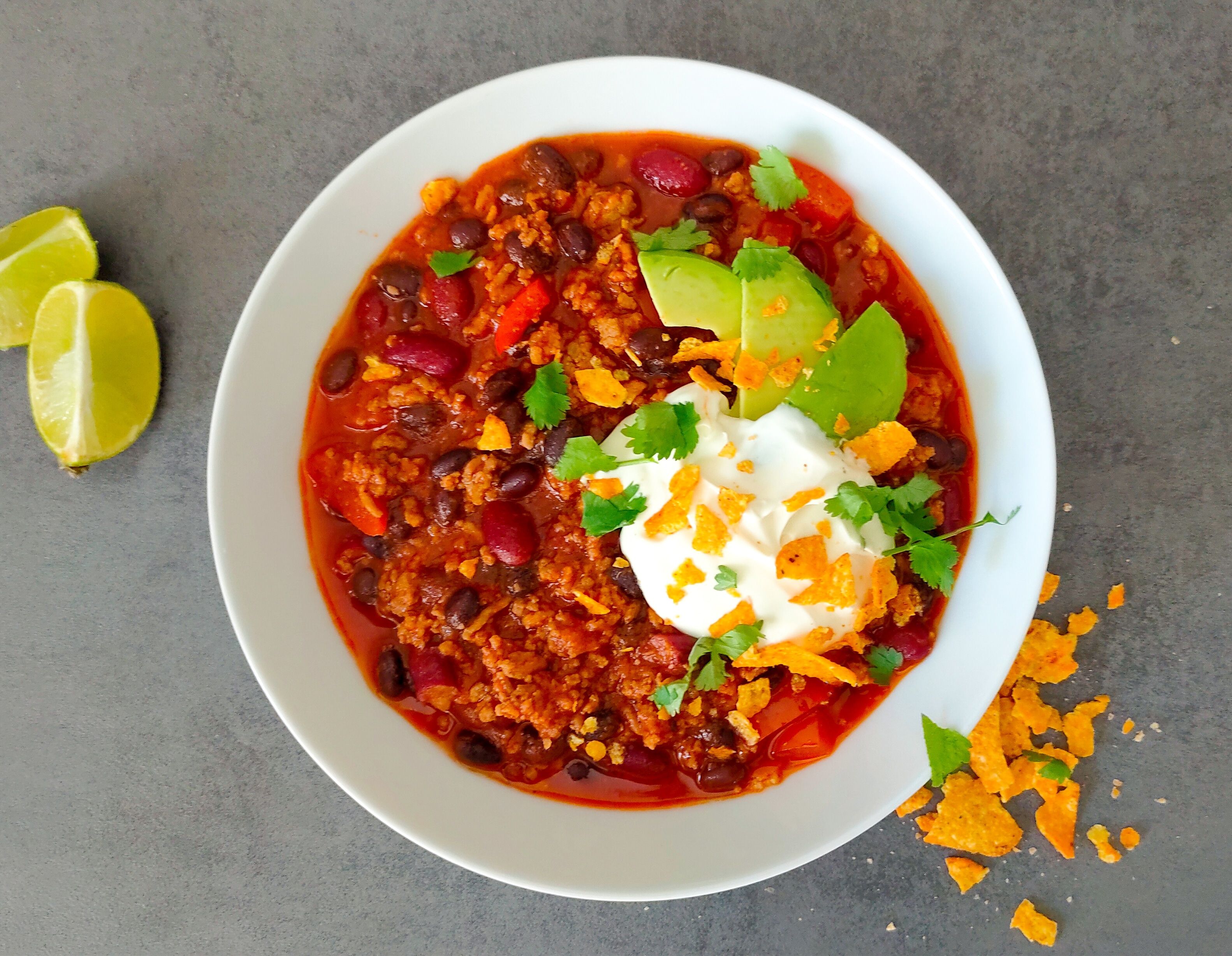 Würziges Tex-Mex Chili con Carne mit Sauerrahm, Avocado und Nachos.
