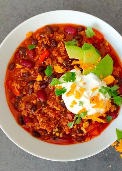 Würziges Tex-Mex Chili con Carne mit Sauerrahm, Avocado und Nachos.