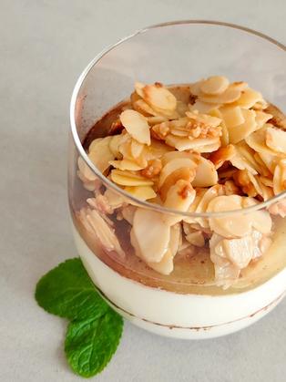 Omas cremiges Apfel-Quark-Dessert mit Karamell-Mandeln