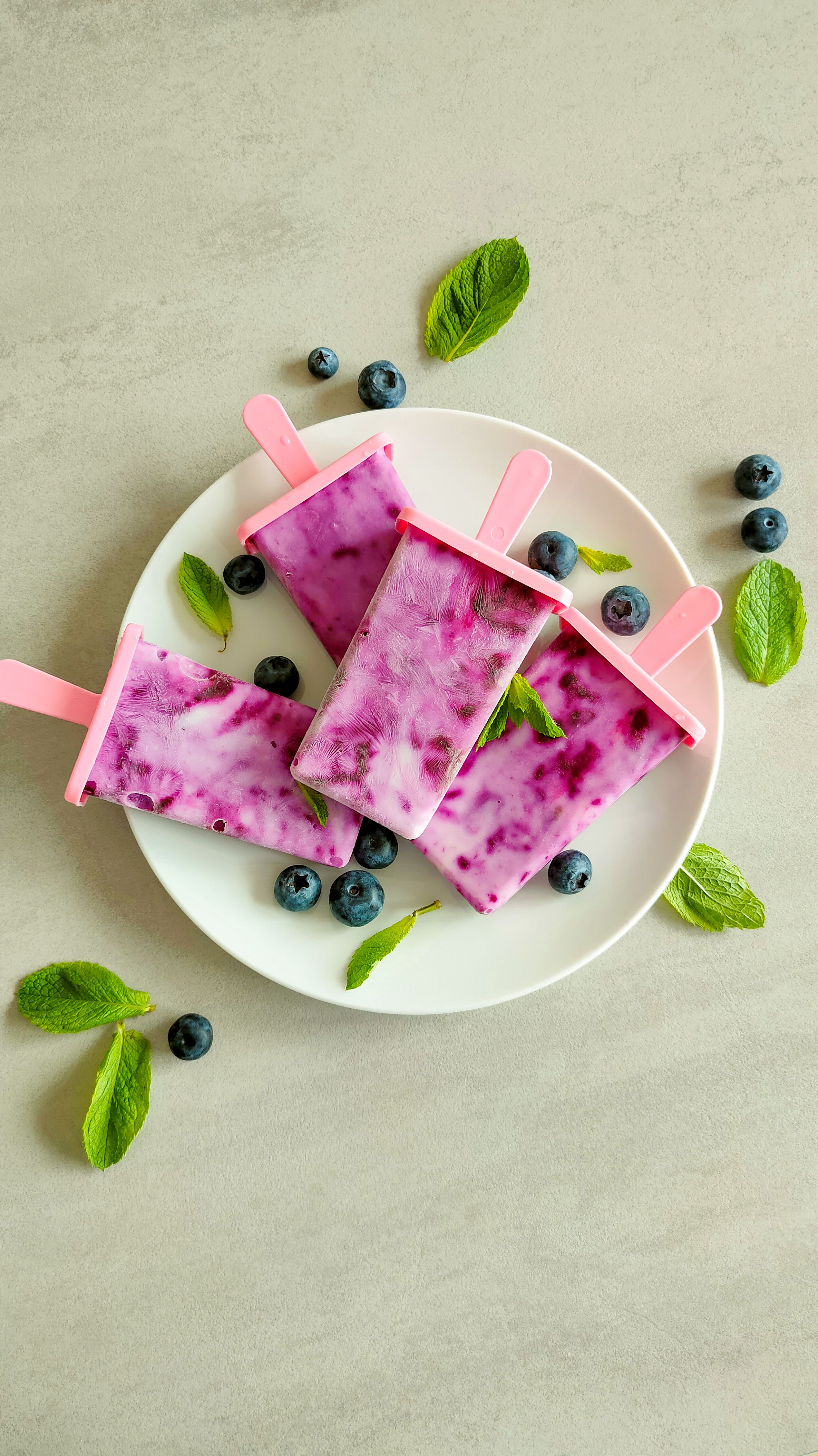 Heidelbeer-Vanille-Eis am Stiel