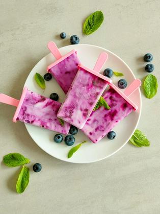 Heidelbeer-Vanille-Eis am Stiel