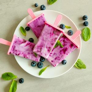 Heidelbeer-Vanille-Eis am Stiel