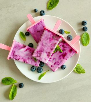 Heidelbeer-Vanille-Eis am Stiel