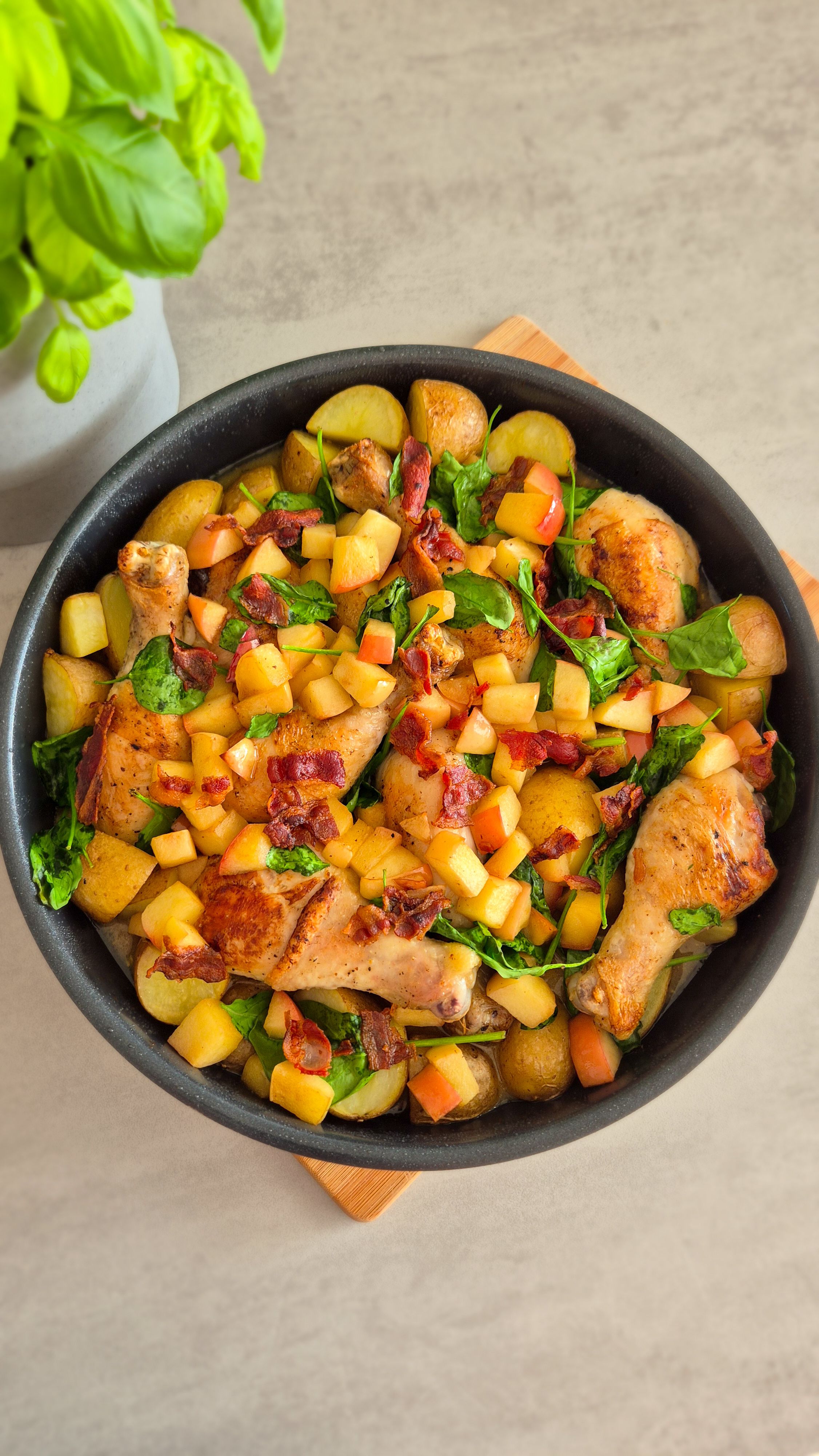 Herzhafte Apfel-Kartoffel-Hähnchen-Pfanne: Das perfekte One-Pan-Dinner