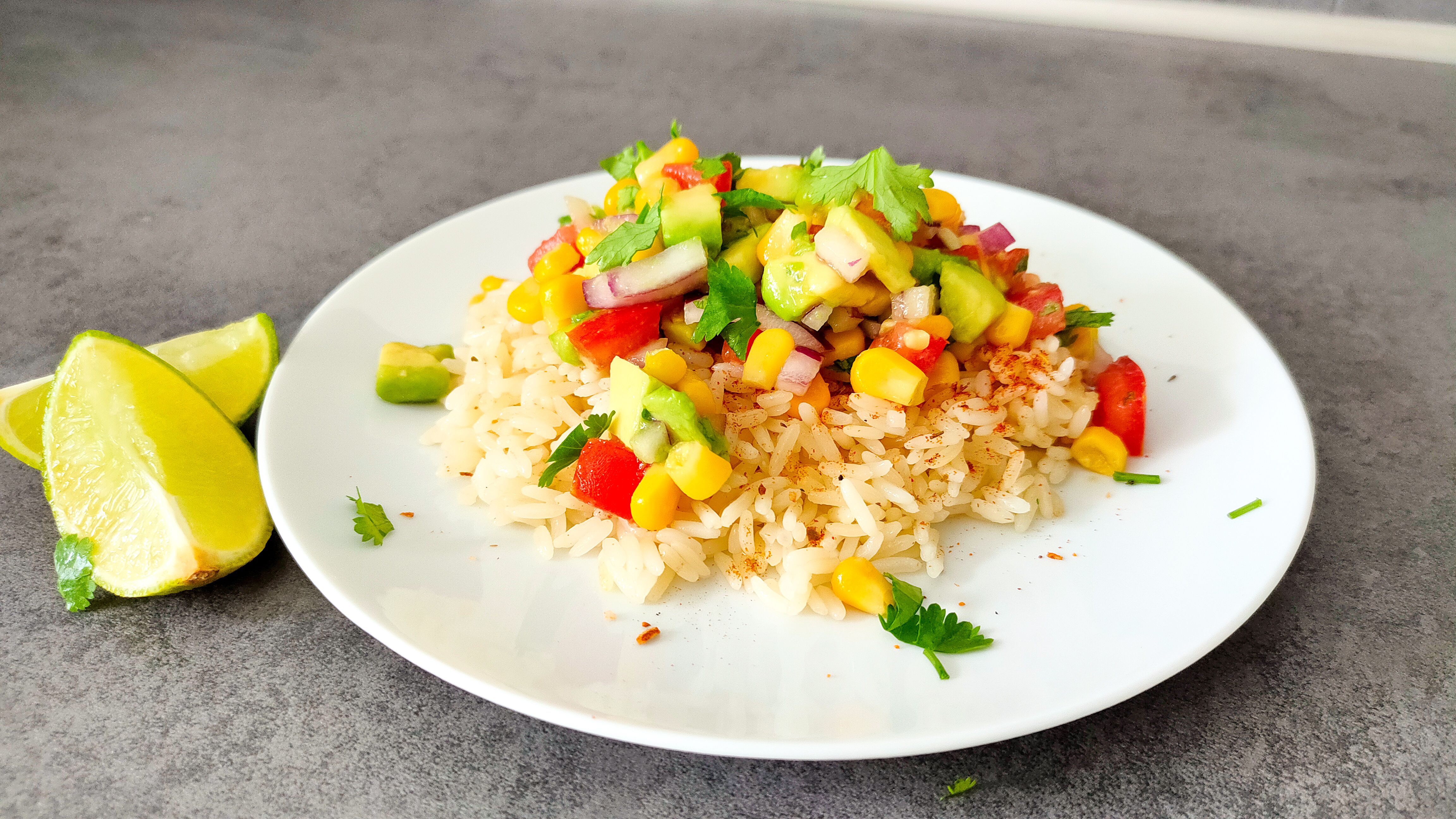 Reis mit Avocado Mais Salsa Cajun Style