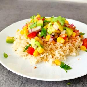 Reis mit Avocado Mais Salsa Cajun Style
