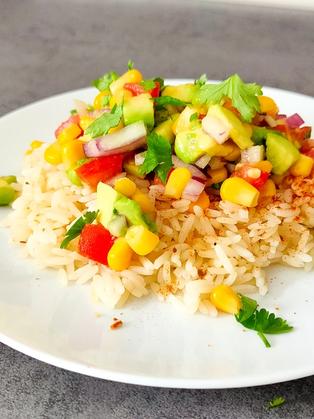 Reis mit Avocado Mais Salsa Cajun Style