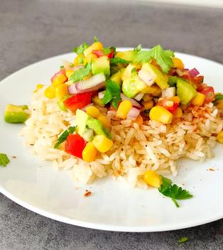 Reis mit Avocado Mais Salsa Cajun Style