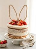 Naked Vanille Cake mit Erdbeeren und Mascarpone auf einer Tortenplatte