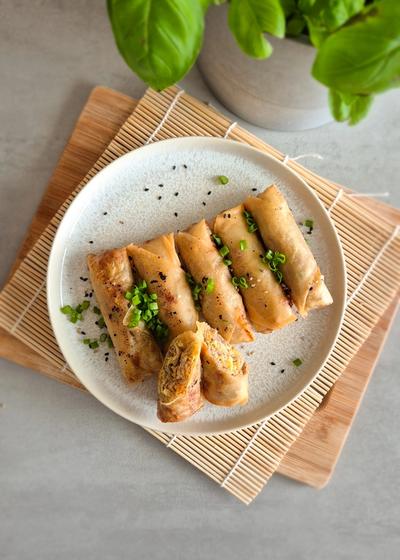 Chinesische Frühlingsrollen, nach original chinesischem Rezept, auf einem Teller serviert.