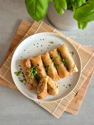 Chinesische Frühlingsrollen, nach original chinesischem Rezept, auf einem Teller serviert.