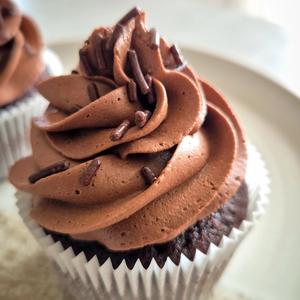 Saftige Schokoladen-Cupcakes mit Buttercreme-Frosting