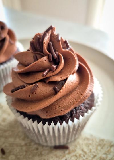 Schokoladen-Cupcake mit Schoko-Butter-Creme-Frosting wie aus den USA.