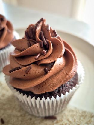 Saftige Schokoladen-Cupcakes mit Buttercreme-Frosting
