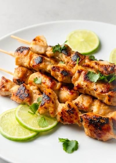 Hähnchenspieße mit einer Honig-Limettenmarinade zum Grillen oder für die Pfanne.